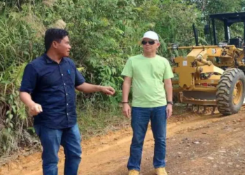 Bupati Gumas Jaya S Monong (bertopi) dan Plt Kabid Bina Marga DPU kabupaten Bambang Jaya saat meninjau perbaikan jalan di zona III, Minggu (27/7/2025). (IST)