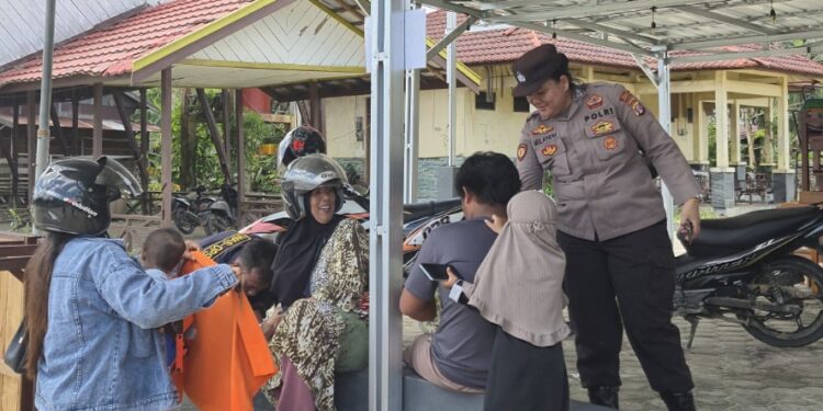 Polwan Gunung Mas Ajak Warga Bijak Bermedia Sosial