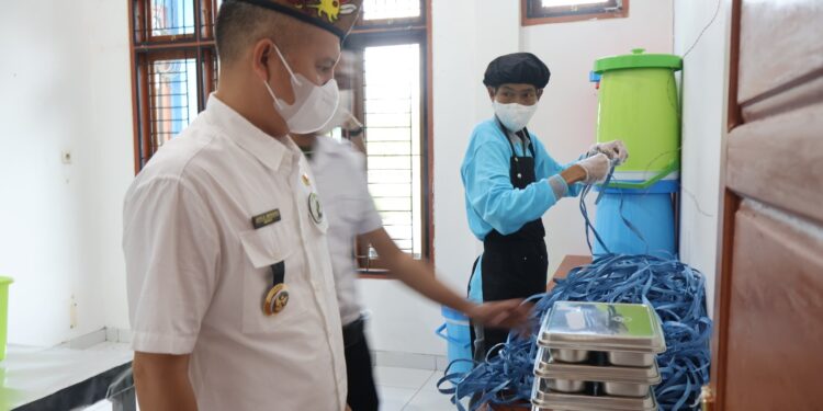 Bupati Gunung Mas Jaya S Monong meninjau secara langsung dapur SPPG Polres Gunung Mas di Kuala Kurun, Rabu (8/10/2025). (IST)