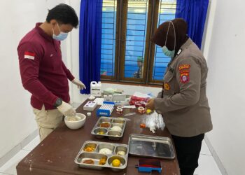 Sidokkes Polres Gumas Cek Menu Harian Pelajar