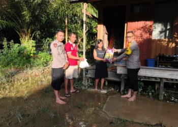 Terjang Banjir, Kapolsek Rungan Turun Langsung Salurkan Bansos ke Warga Jangkit