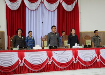 Wabup Gumas Efrensia LP Umbing (kiri) dan lainnya. (IST)