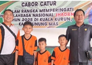 Legislator Gumas Endra (kanan) berfoto bersama sejumlah peserta turnamen catur dan guru olahraga, saat pembukaan turnamen di Kuala Kurun, Senin (20/10/2025). (IST)
