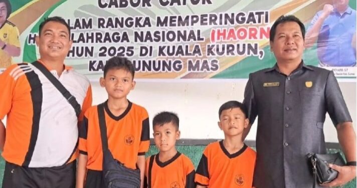 Legislator Gumas Endra (kanan) berfoto bersama sejumlah peserta turnamen catur dan guru olahraga, saat pembukaan turnamen di Kuala Kurun, Senin (20/10/2025). (IST)