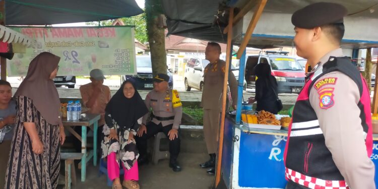Polres Gunung Mas Gelar Patroli Dialogis, Sambangi Bank dan Sapa Warga di Taman Kota