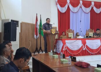Sekda Gumas Richard membacakan sambutan tertulis Bupati Jaya S Monong, saat rapat paripurna di Kuala Kurun, Selasa (18/11/2025). (IST)