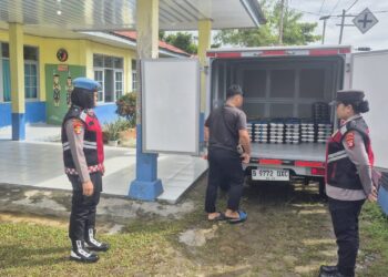 Polwan Amankan Distribusi Makanan ke 6 Sekolah di Gumas