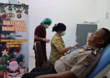 Polres Gumas Tebar Kasih Natal Melalui Donor Darah dan Bingkisan
