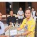 Sekretaris Dinsos Gumas Donie (batik kuning), didampingi Pimpinan Bank Kalteng Cabang Kuala Kurun Empas S Umar, menyalurkan CSR dari Bank Kalteng kepada salah satu peserta didik Sekolah Rakyat di Kuala Kurun, Kamis, 6 November 2025. (IST)