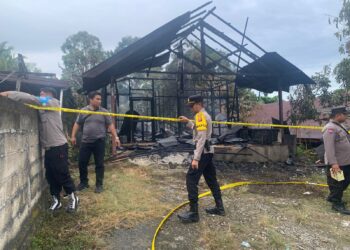 Sigap Terima Laporan 110, Polres Gunung Mas dan Tim Gabungan Padamkan Kebakaran Rumah di Jalan Karya