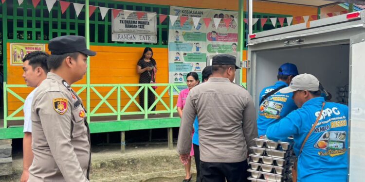 Dukung Generasi Emas, Polsek Sepang Sukseskan Distribusi MBG