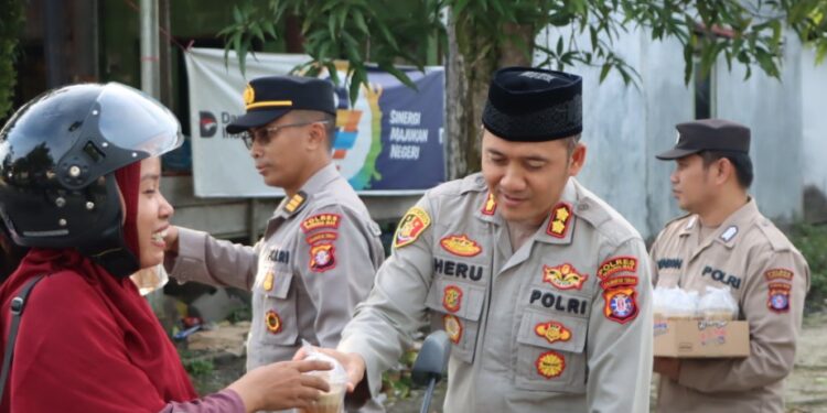 Polres Gunung Mas Hadir di Tengah Warga, Bagikan Takjil Jelang Berbuka