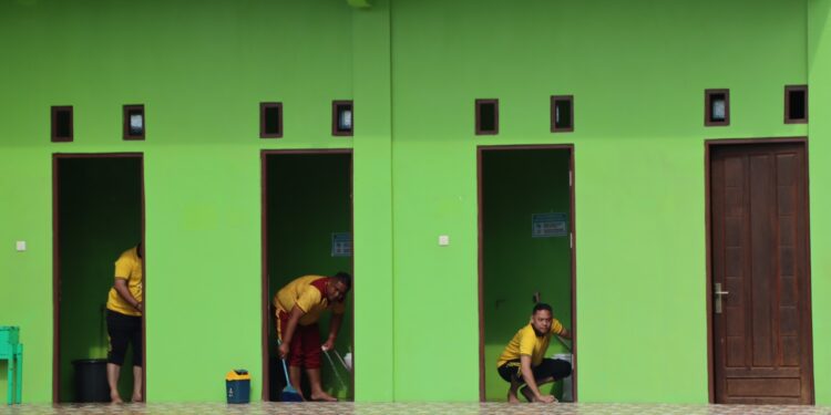 Polres Gumas Bersihkan Rumah Ibadah, Wujudkan Indonesia Asri