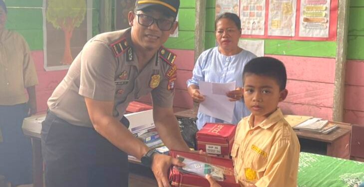Polsek Rungan Dorong Semangat Belajar Anak-anak Lewat Bantuan Perlengkapan Sekolah
