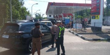 Satlantas Polres Gumas Terjun Langsung Secara Humanis, Antrean BBM Tertib dan Lancar