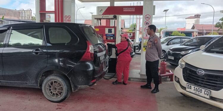 Pagi-Pagi Polisi Sudah ‘Stand By’ di SPBU Kurun, Ada Apa Sebenarnya?