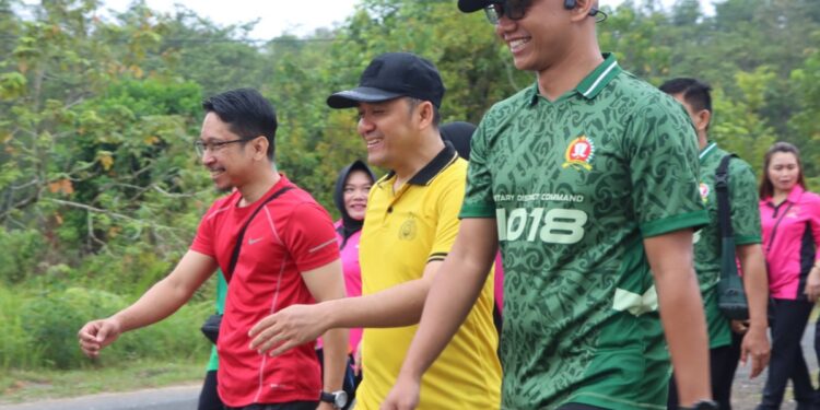 Ratusan Orang Tumpah Ruah Ikuti Jalan Sehat Polres Gunung Mas