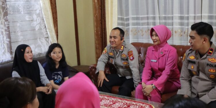 Warga Prasejahtera dan Warakawuri di Tewah Rasakan Hangatnya Bhayangkara ke-80