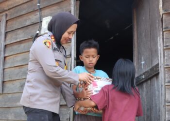 Kapolres Cek Sarana Karhutla, Panen Jagung, hingga Bagikan Bansos di Kahut