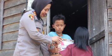 Kapolres Cek Sarana Karhutla, Panen Jagung, hingga Bagikan Bansos di Kahut