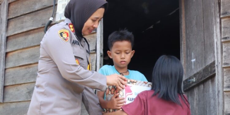 Kapolres Cek Sarana Karhutla, Panen Jagung, hingga Bagikan Bansos di Kahut