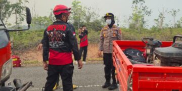 Kapolres Gumas Pimpin Tim Gabungan Padamkan Karhutla