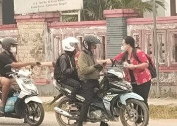 PPNI Gunung Mas Bergerak, Bagikan Masker Bantu Warga Minimalisir Dampak Asap Karhutla