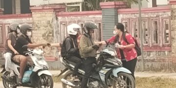 PPNI Gunung Mas Bergerak, Bagikan Masker Bantu Warga Minimalisir Dampak Asap Karhutla
