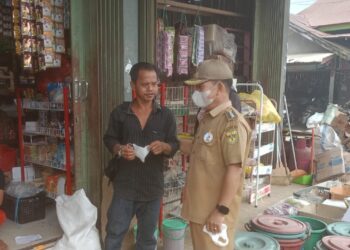 Camat Kahayan Hulu Utara Turun Langsung Bagikan Masker ke Warga