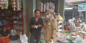 Camat Kahayan Hulu Utara Turun Langsung Bagikan Masker ke Warga