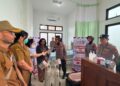 Polwan Polres Gumas Salurkan Lima Tabung Oksigen ke RSUD