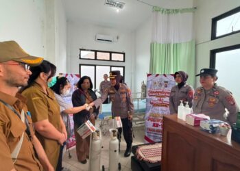 Polwan Polres Gumas Salurkan Lima Tabung Oksigen ke RSUD