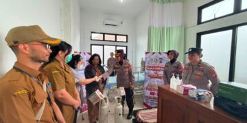 Polwan Polres Gumas Salurkan Lima Tabung Oksigen ke RSUD