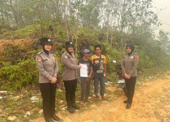Polwan Polres Gunung Mas Edukasi Warga soal Bahaya Karhutla