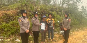 Polwan Polres Gunung Mas Edukasi Warga soal Bahaya Karhutla