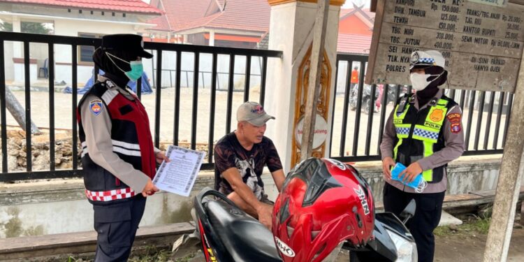 Sambangi Pasar hingga Taman Kota, Polwan Ajak Warga Cegah Karhutla