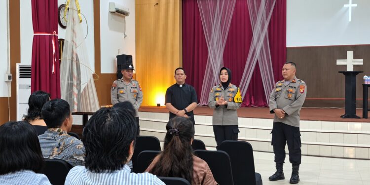 Polres Gunung Mas Sosialisasikan Pencegahan Karhutla dan Program Perlindungan Sosial melalui Minggu Kasih