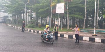 Kapolres Gunung Mas Pantau Pengaturan Lalu Lintas di Titik Rawan